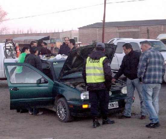 El auto con los sospechosos fue interceptado tras pasar a alta velocidad ante un control.