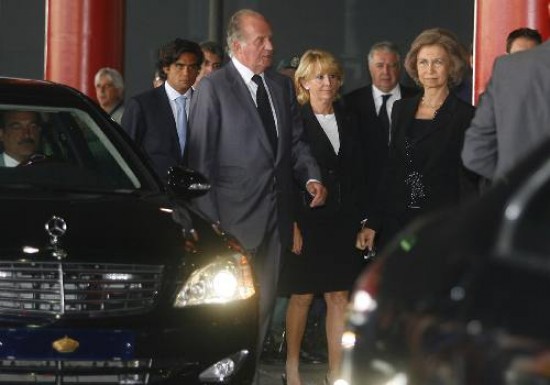 El Rey de Espaa, la jefa de Gobierno de Madrid, Esperanza Aguirre, y la Reina Sofa llegan a la morgue donde se reconocen los cuerpos.