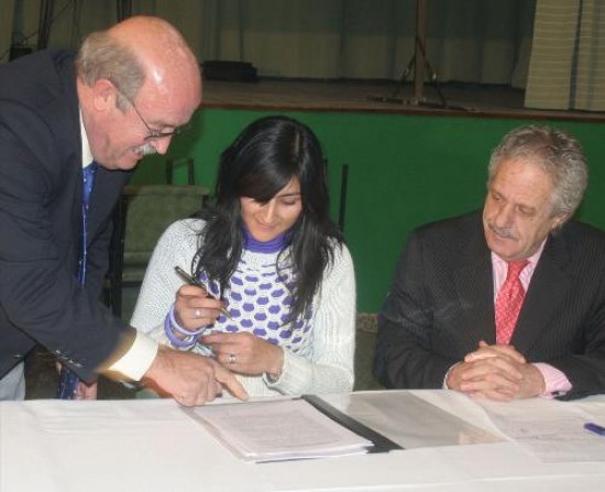 Saiz firmó convenios con las cooperativas de mujeres que harán su propias viviendas y recibirán asistencia de la provincia.
