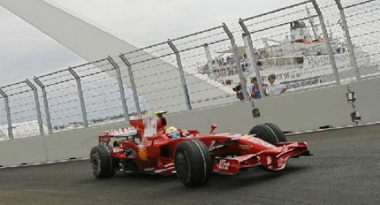La Ferrari de Massa anda muy rpido en el callejero de Valencia y hoy largar adelante.
