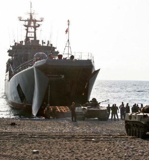  Rusia advirti ayer que tendr derecho a aumentar an ms sus contingentes en la zona en conflicto en Georgia. Las tropas rusas seguirn controlando el principal puerto georgiano. 