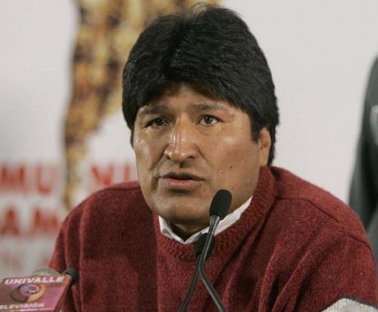 Evo Morales est decidido a aprobar la nueva Constitucin en medio de la convulsin social, poltica y econmica en que est Bolivia. 