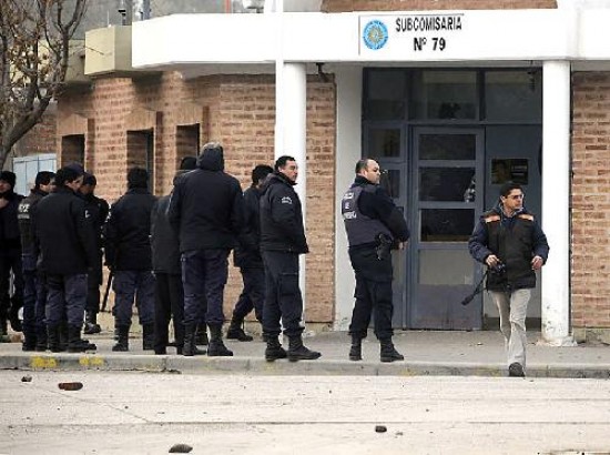 En la unidad policial quedaron las huellas de la furia de un grupo de vecinos que la atacaron con piedras.