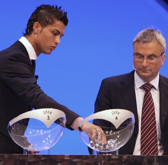 Cristiano Ronaldo en el sorteo, representando al ltimo campen.