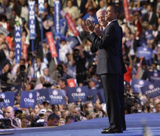 Barack Obama tuvo anoche su baño de multitudes y enfocó la mira en McCain. 