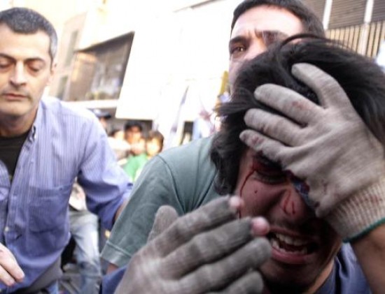 El momento en que Bussi defiende una vez más la represión argumentando que se combatió la "agresión marxista leninista". Una mujer herida es retirada del lugar donde se produjeron los incidentes con la policía.