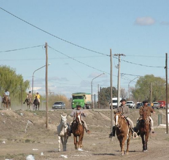 Muchos de los peregrinos son paisanos que llegan de a caballo.