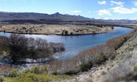 Al conocerse el accidente, se movilizaron ambulancias y otros vehículos. Por suerte, las medidas de seguridad funcionaron a la perfección. Abajo. El sector de Rincón Chico, en el Limay.