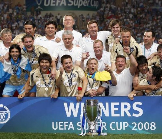 Siempre hay un argentino en un equipo campeón. Aquí, con la bandera celeste y blanca, el "Chori" Domínguez.