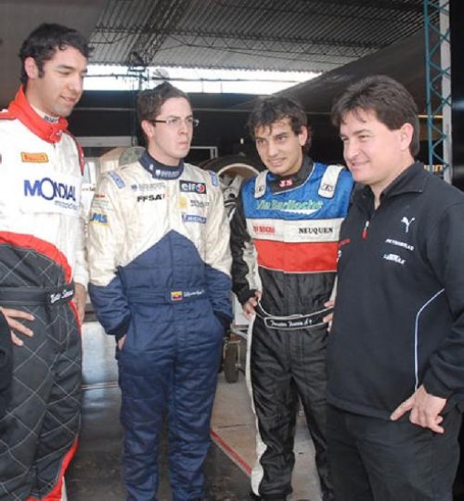 Troncoso, los otros dos pilotos que probaron, y uno de los ingenieros del equipo Honda.