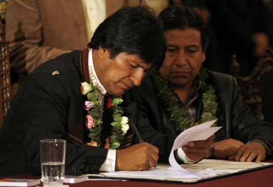 Evo Morales tom juramento ayer a los prefectos interinos de Cochabamba y La Paz.