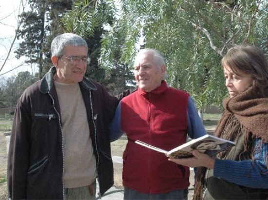 El padre Ricardo Nocetti junto a los peregrinos en el Parque Ceferiniano.