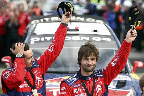 Loeb, a la derecha, saluda luego de su triunfo.