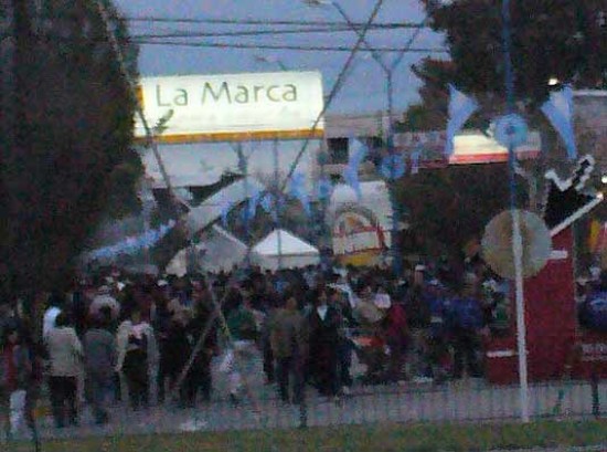 La Avenida Roca estaba colmada de gente desde tempranas horas de la tarde.