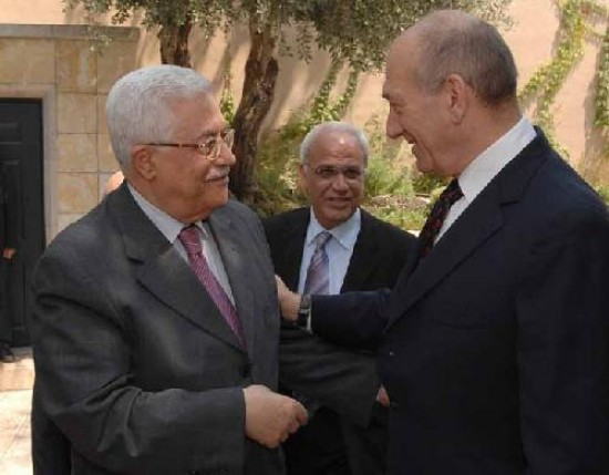 Olmert y Abbas siguen sus gestiones, pese a la partida del lder israel.