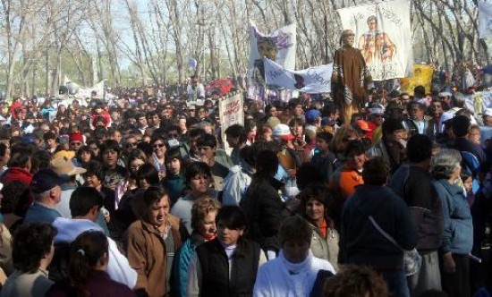 Peregrinos llegados desde los más distintos puntos del país se dieron cita en el cierre de la Semana de la Fe. La multitud cambió la fisonomía de Chimpay, con la imagen del beato Ceferino como epicentro de las actividades.