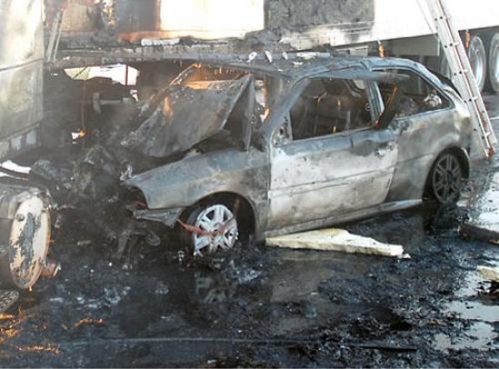 Uno de los accidentes trgicos se produjo en Mendoza cuando un auto comenz a volcar y se incendi. Sus dos ocupantes fallecieron.