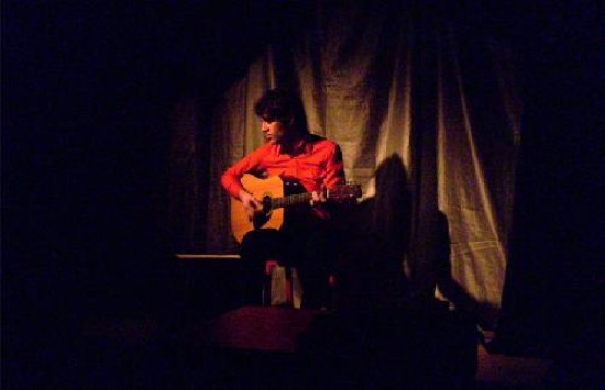 Sólo con una guitarra, Dacal presentó un espectáculo intimista.
