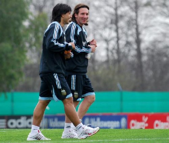 Messi y Agüero, ayer en Ezeiza.