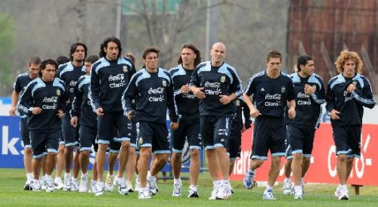 La seleccin argentina a pleno por el predio de AFA en Ezeiza. El equipo debe ganar el sbado ante los guaranes, si quiere quedar como nico lder de las Eliminatorias.