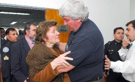 Lugones y su madre, Carolina Miggistich , quien también presentó su testimonio ayer.