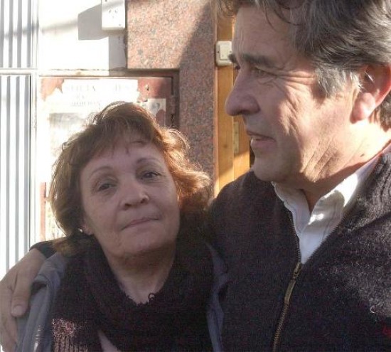 Oscar "Tito" Paillalef y su esposa, al salir ayer de la sede del Tribunal Oral Federal luego de haber prestado su testimonio.