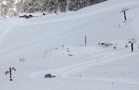 En la foto se ve la estación superior de la aerosilla doble, desde donde bajó el alud. La confitería destruida. Lo único que quedó en pie es la torre que soportaba el techo. A la derecha, la telesilla doble sepultada por la nieve, al igual que la estación.