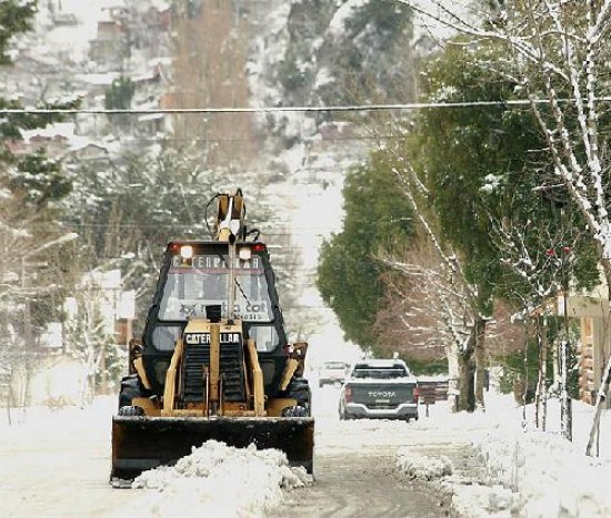 En Junín amplios sectores quedaron inundados por el temporal. Fue necesario sacar la nieve de las calles con máquinas en San Martín.