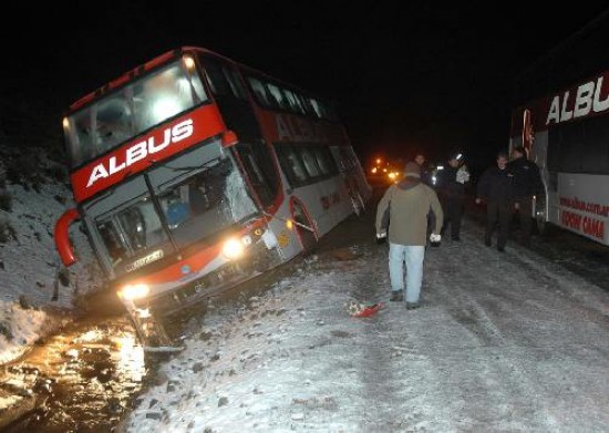 El mnibus de la empresa Albus choc con una camioneta en la que viajaban turistas chilenos, en la Cuesta de Mendaa. 