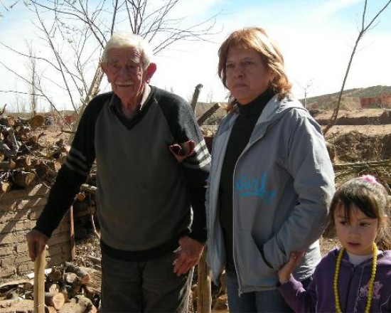 Isabel y su padre viven en la zona de hornos desde hace 23 años. Tienen pocas esperanzas de seguir allí, pero batallan para quedarse.