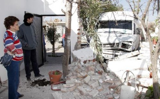 El rodado qued en el patio de una casa, donde poco antes la duea estuvo arreglando unas plantas.