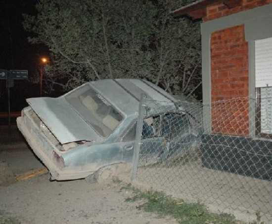 El vehculo qued a muy escasa distancia de la vivienda.