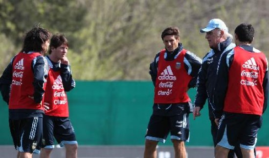 El 'Coco' Basile le da indicaciones a sus referentes en un alto del entrenamiento en Ezeiza: Tevez, Zanetti, Messi y Riquelme.