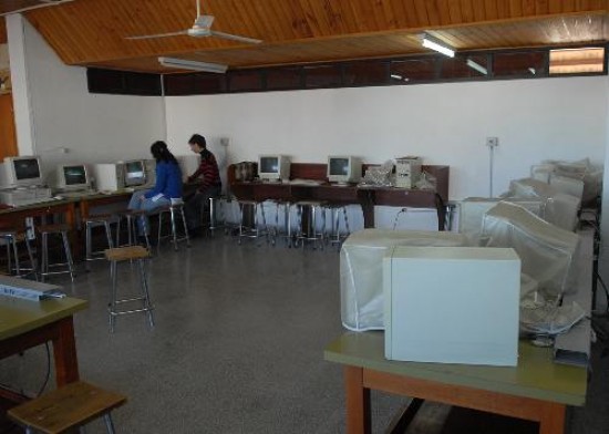 La Escuela 168 tiene una muy linda sala de computacin, pero la mayora de las computadoras no funciona.