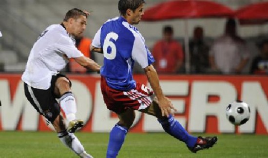 David Villa marc el gol de Espaa sobre Bosnia-Herzegovina. Podolski le da de zurda y marca el primero de Alemania ante Andorra (arriba). Francia sigue en cada libre: 1-3 ante Austria.