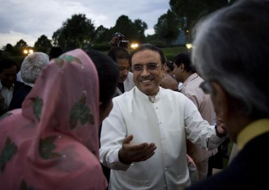  Ni bien fue nombrado presidente, Zardari dijo que continuar la guerra contra el terrorismo pero los problemas internos ya lo acucian. Ataques suicidas, explosivos y enfrentamientos ensangrentaron ayer an ms a Pakistn.