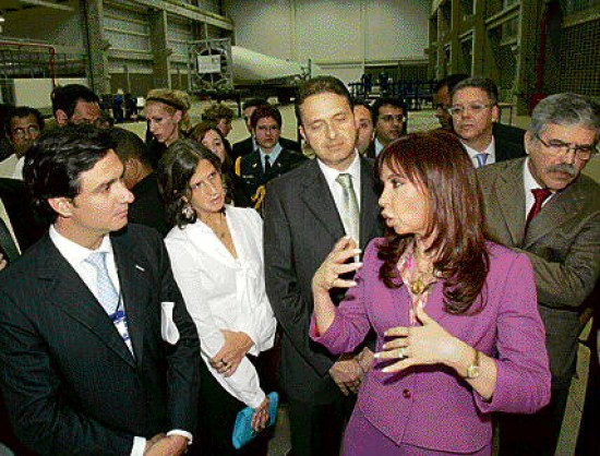 Cristina en la fbrica de generadores elicos del empresario argentino Enrique Pescarmona.