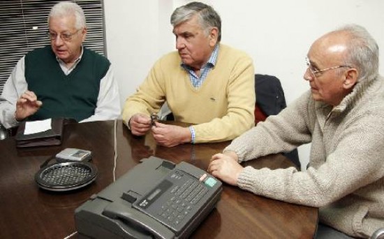 Gonzlez, Abasto y Reyes son la voz de unos 150 jubilados que no tienen obra social en una amplia zona, a pesar de haber aportado toda la vida.