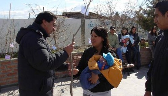 Jacobacci comenz haciendo un aporte al medio ambiente en su mes aniversario.Ayer entregaron rboles a muchas familias del lugar.