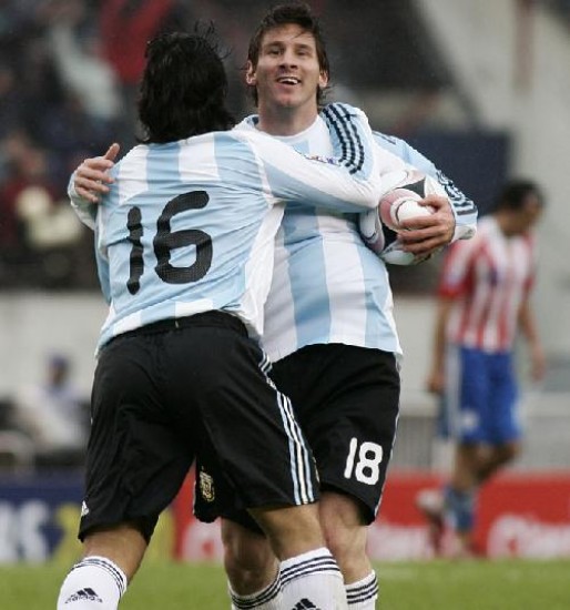 Hay sociedad. Agüero y Messi se entienden entre sí mejor que con ningún otro. Uno que sí. Fernando Gago será el reemplazante del suspendido Mascherano.