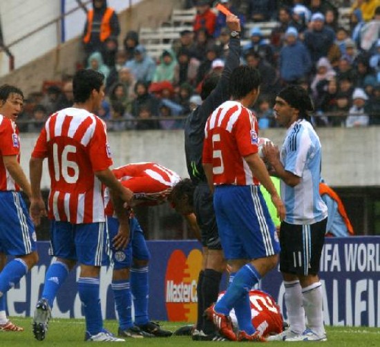 Carlos Tevez ve y la roja ante Paraguay. 