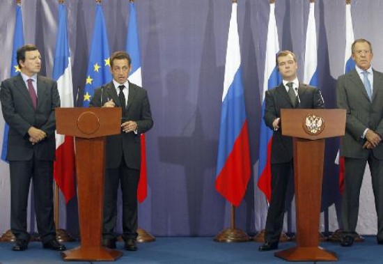 Medvedev y Sarkozy, en la foto junto a sus cancilleres, anunciaron un nuevo acuerdo para solucionar la crisis en el Cucaso. 