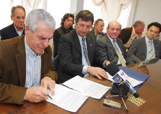 La firma cont con la presencia del representante de la Anses, Aldo Duzdevich, el presidente de Acipan, Juan Carlos Battaglia, y Edgardo Phielipp.