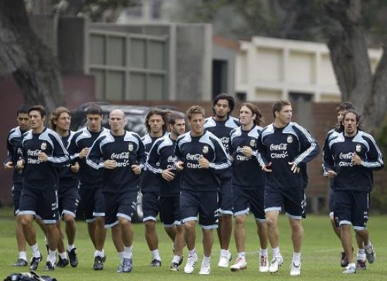 Todos juntos. La selección albiceleste se mueve unida, mientras espera el juego de esta noche ante los peruanos.