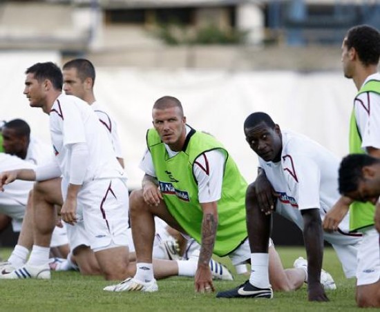 El capitán Fabio Cannavaro y el DT Marcelo Lippi, símbolos del campeón mundial que hoy juega ante Georgia. David Beckham será titular en Inglaterra, que hoy visita a Croacia. 