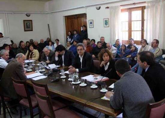 La reunión duró más de tres horas en la sede del Concejo. Cascón defendió su postura ante los enfrentados vecinos de Pilar I y II.