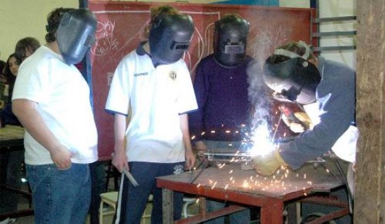 Los estudiantes no sólo recibirán clases sobre el uso de electricidad sino que podrán participar de sorteos para ver las centrales.