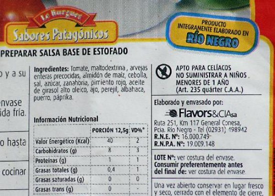 El rótulo de los productos que llegan a los rionegrinos dice que son elaborados en Conesa (Arriba). Abajo, Rastrilla dijo que sólo se mezcla lo que se recibe de otro sitio y, en algún caso, se le añade unas gotitas de aceite. 