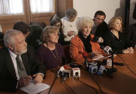 En conferencia de prensa, en la sede de Abuelas de Plaza de Mayo, la titular de la asociacin, Estela de Carlotto, anunci hoy que Laura Catalina De Sanctis Ovando y Federico Cagnola Pereyra, saben cuales son sus orgenes. (FOTO: DYN)