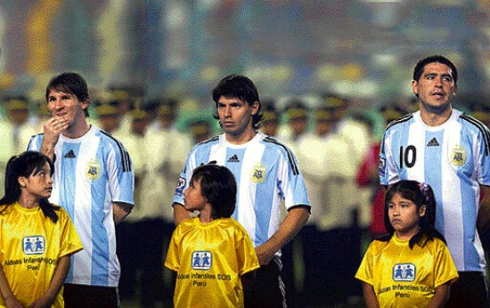 Una delantera que toda seleccin quisiera tener. De todas maneras, Messi, Riquelme y Agero pueden seguir jugando juntos?